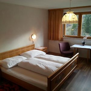 Zimmer mit Kingsize-Bett